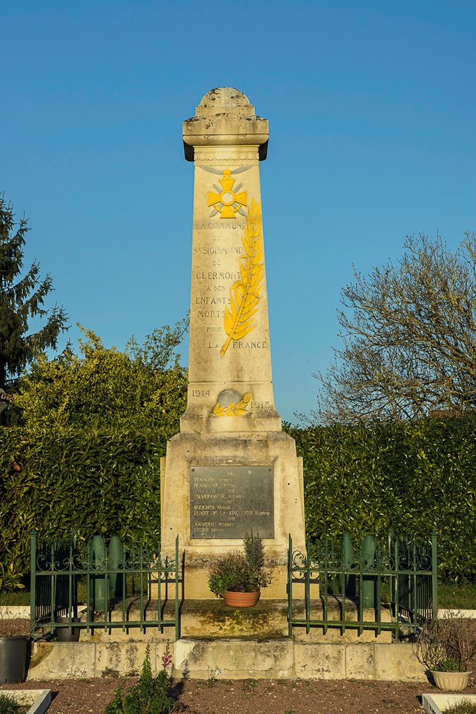 Monument aux Morts de SAINT SIGISMOND DE CLERMONT - 17240 by Pierre THIBAULT