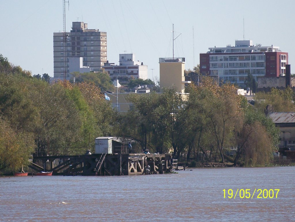 Prefectura Puerto y Zarate desde costa ex Frigorifico by Hugo Celiz