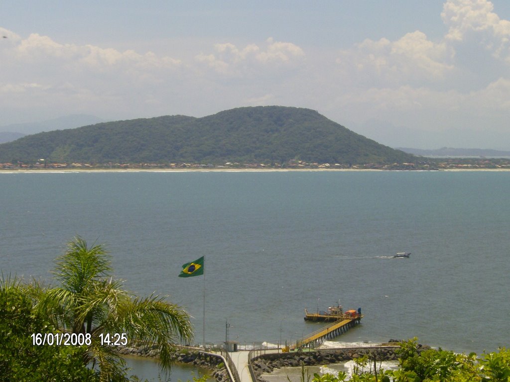 Praia de Sao Francisco,abaixo transpetro. by Luiz H. Bassetti