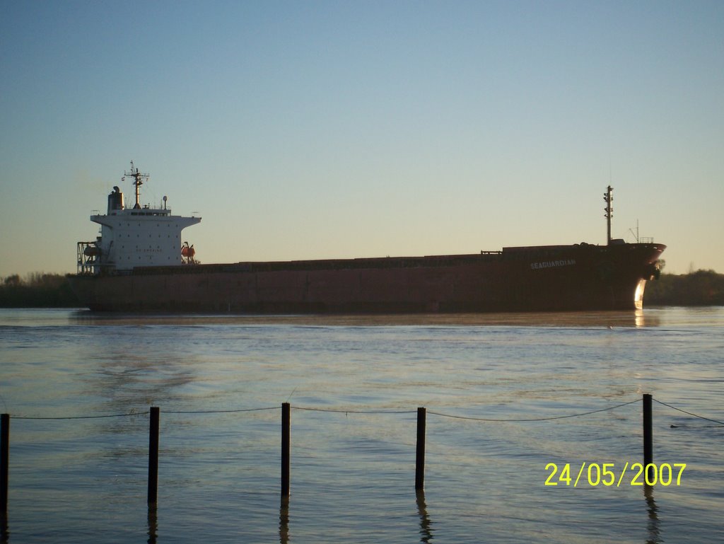 Barco Seaguardian frente al COM by Hugo Celiz