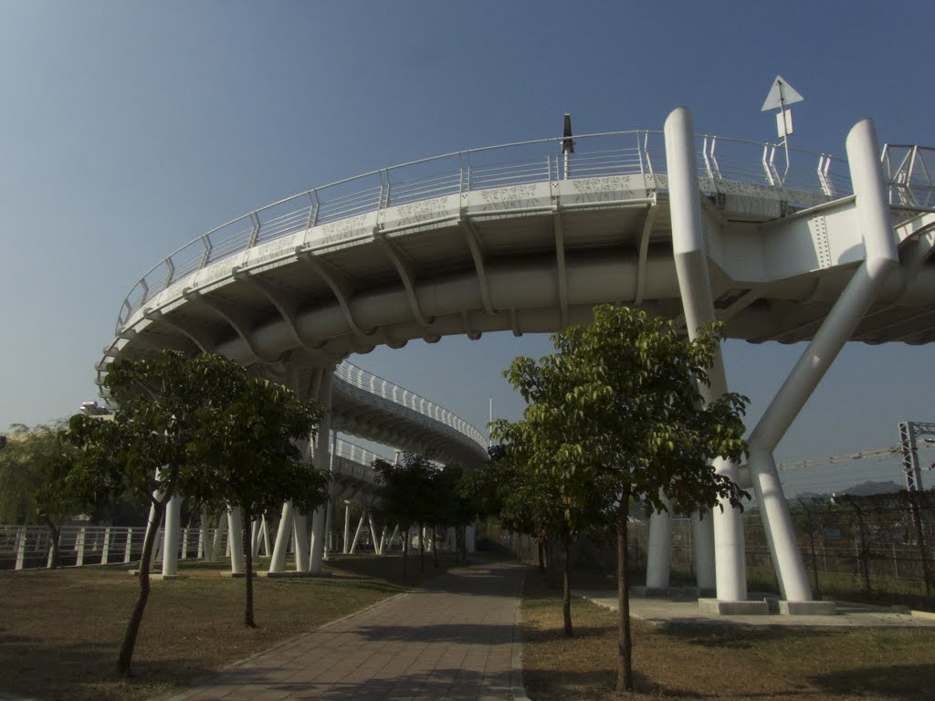 P1060401跨線歩道橋 by utakar61