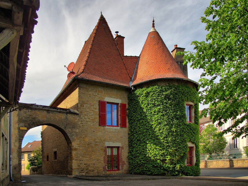 Rougemont : la porte du vieux moulin by JGS25