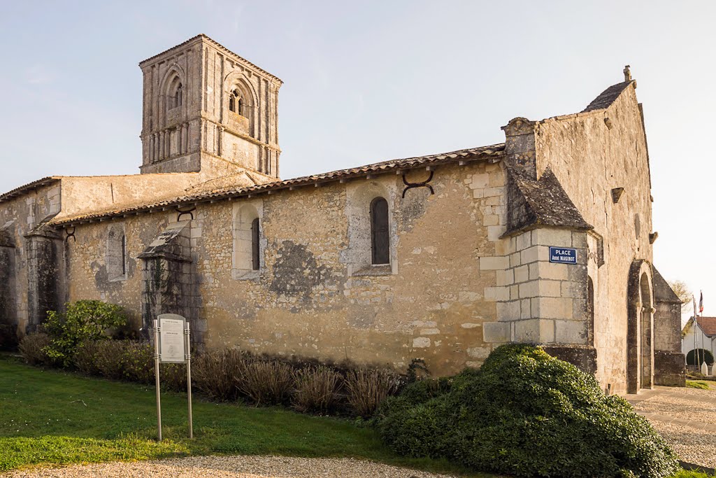 Église Saint Pierre du XIIème Siècles de CONZAC - 17150 by Pierre THIBAULT