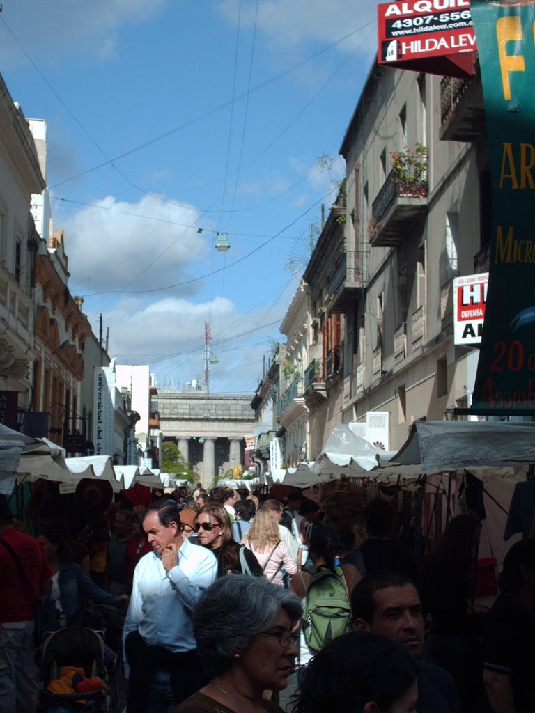 Domingo de Mercado en San Telmo, al fondo la Facultad de Ingeniería by cop1t4 | carolina_pe…