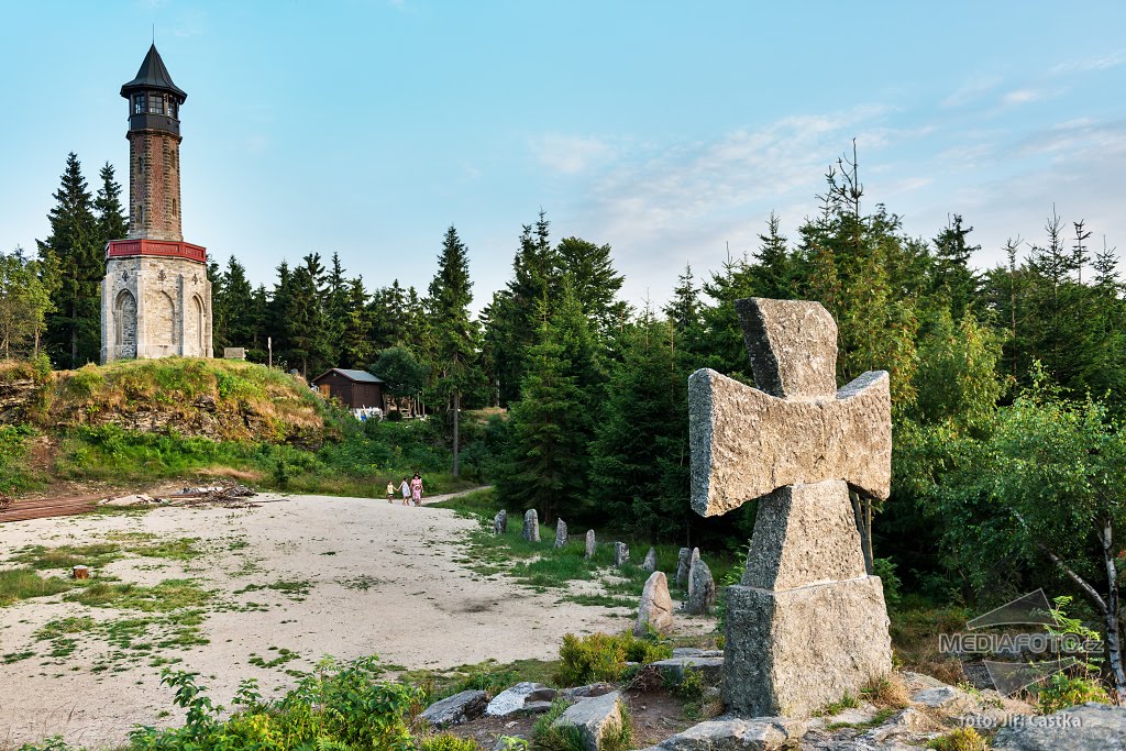 Kamenná rozhledna Štěpánka z roku 1847 na vrcholu Hvězda, na pomezí Jizerských hor a Krkonoš. V popředí kamenný maltézský kříž. by Jiří Částka