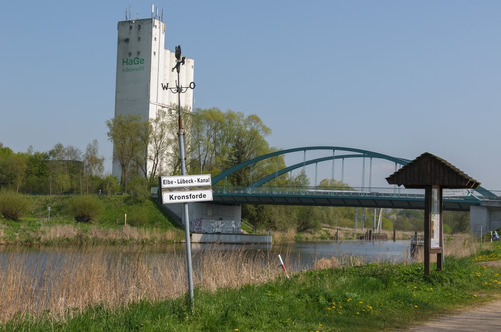 Am Elbe-Lübeck-Kanal, Kanalbrücke und Speicher bei Kronsforde by ddomdey