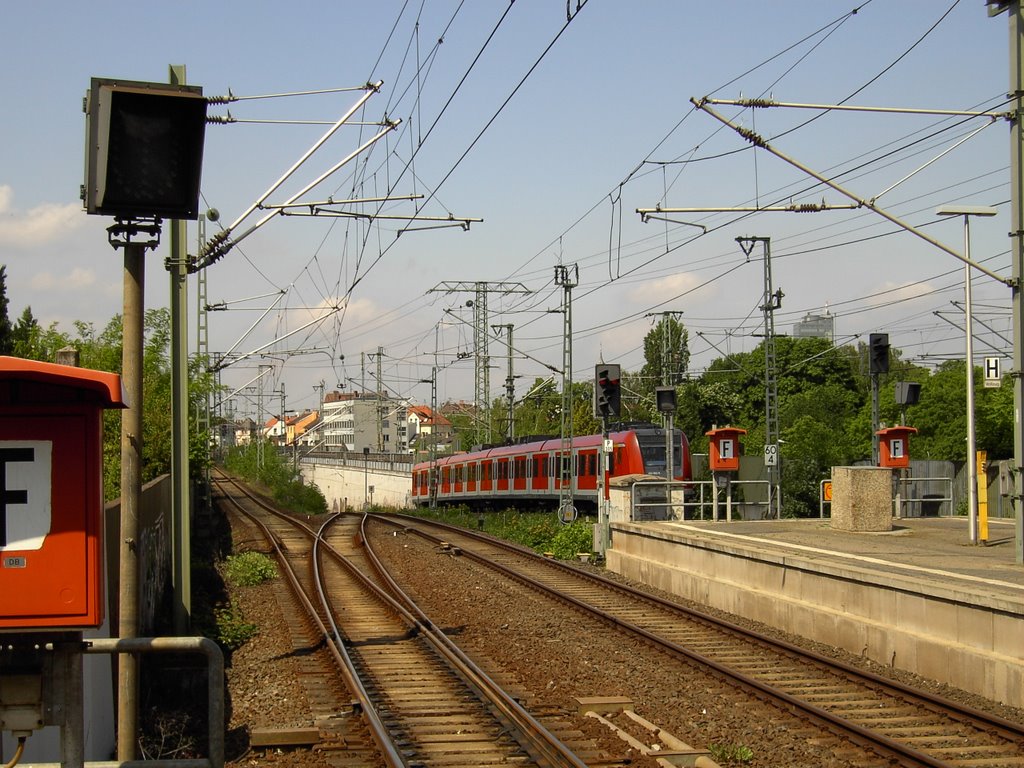 Offenbach: S-Bahnstation Offb.-Ost, S1 fährt in den Tunnel Richtung Marktplatz by karei