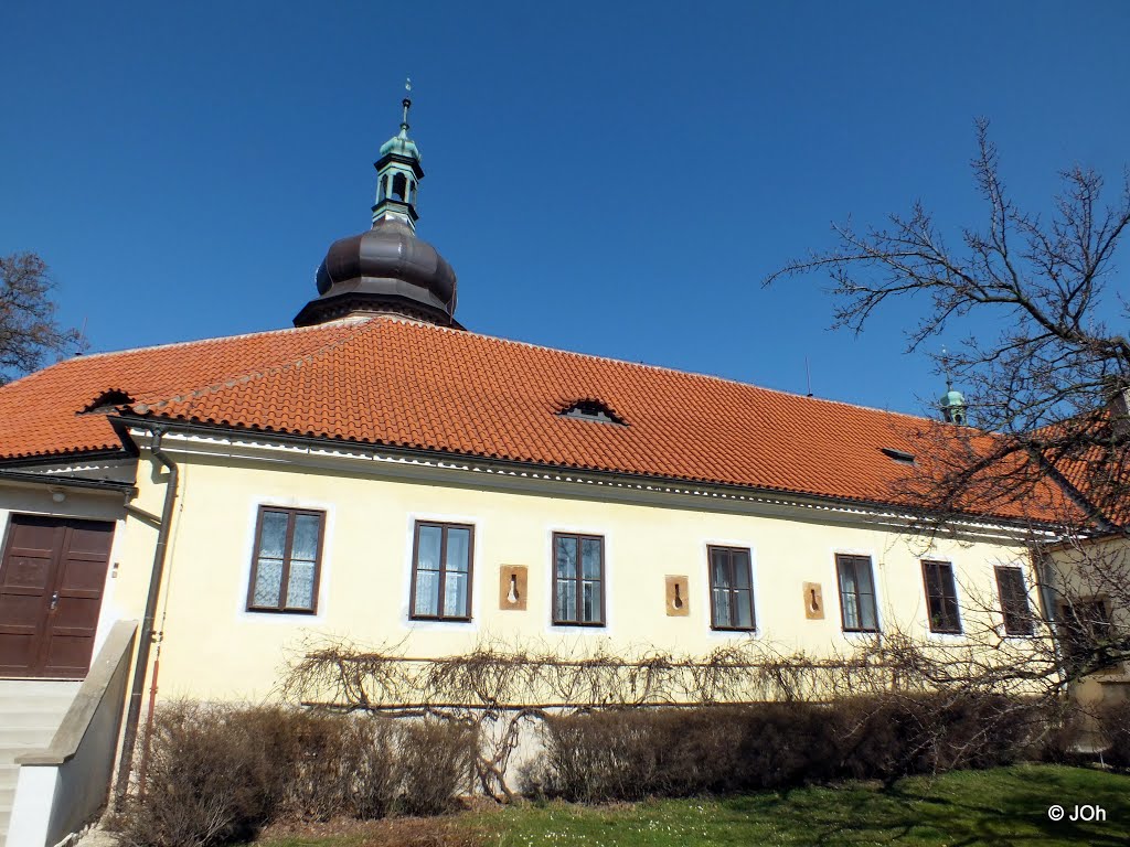 Střílny prozrazují původní účel později přestavěné budovy by JOh