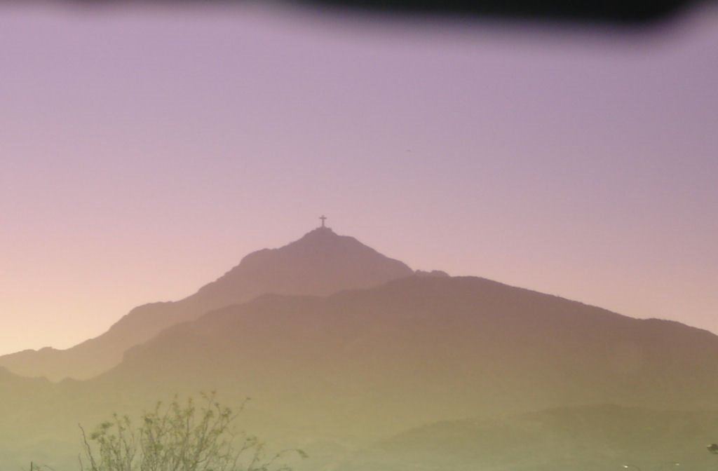 Cerro de la Cruz... a la distancia by Luis C. Barrientos