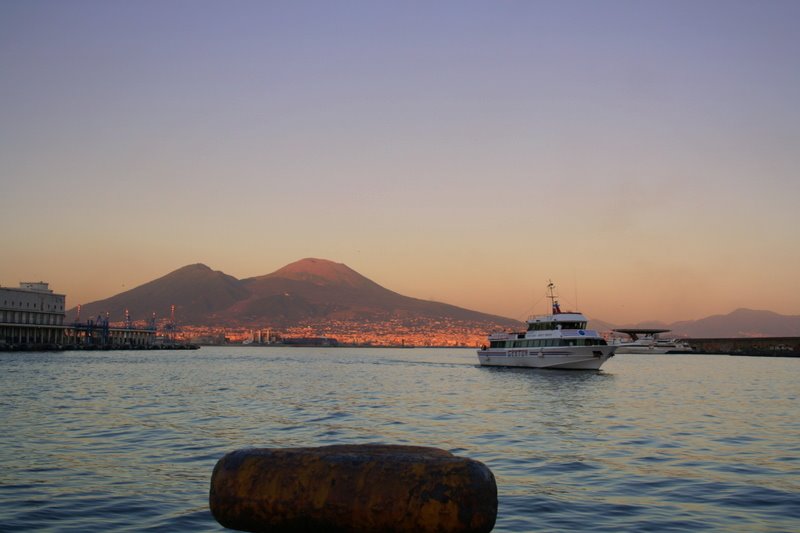 Vesubio desde el puerto de Nápoles by Txemi Gajate