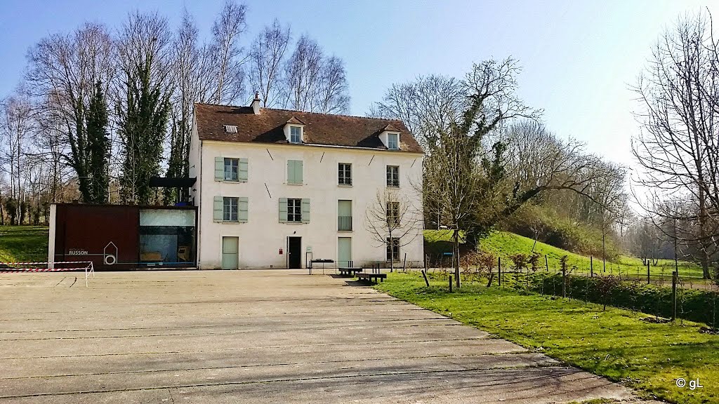 Bussy St Georges - Le moulin Russon (moulin à eau du 17ème siècle, modernisé en 1852 et ayant cessé toute activité en 1911 ) by astrorail