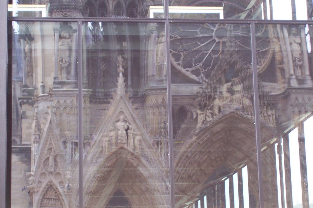 Reflet de la cathédrale dans une façade moderne by P Maquet