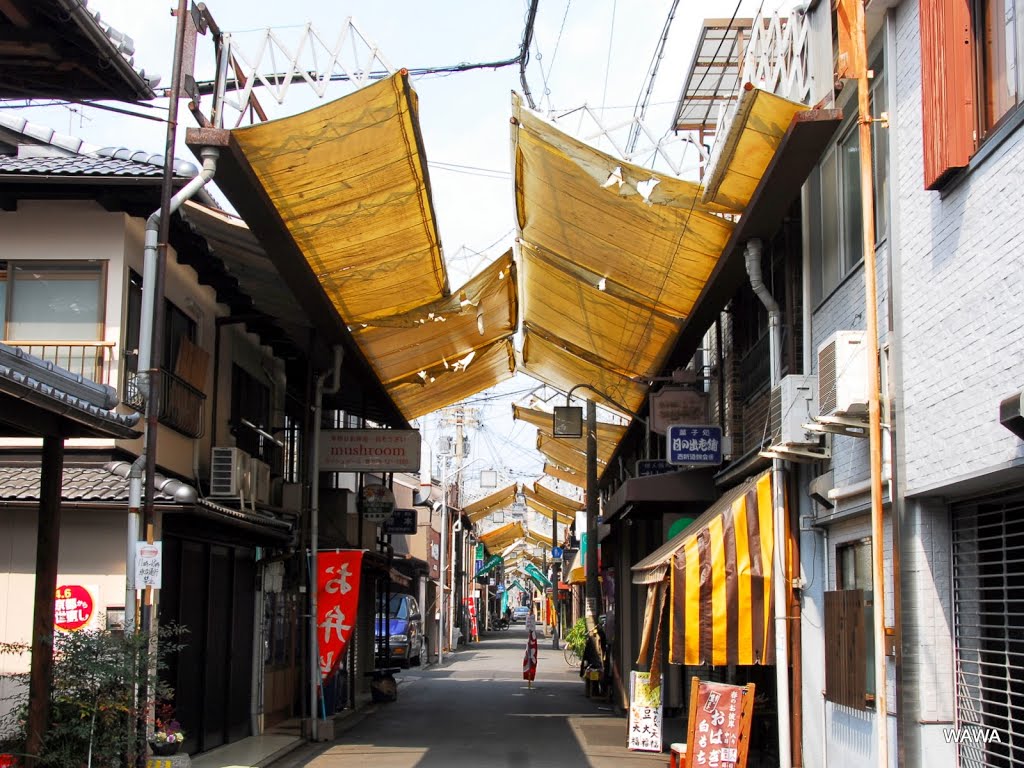 Nishi-Shin-Michi Nishiki-Kai Shopping Street, Kyoto / 西新道錦会商店街の共同日除け　京都 by mandegan