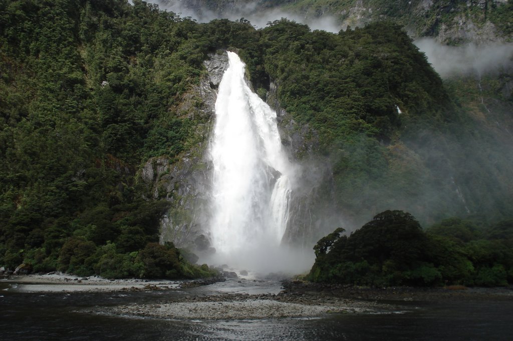 Milford Sound by AwOiSoAk KaOsIoWa