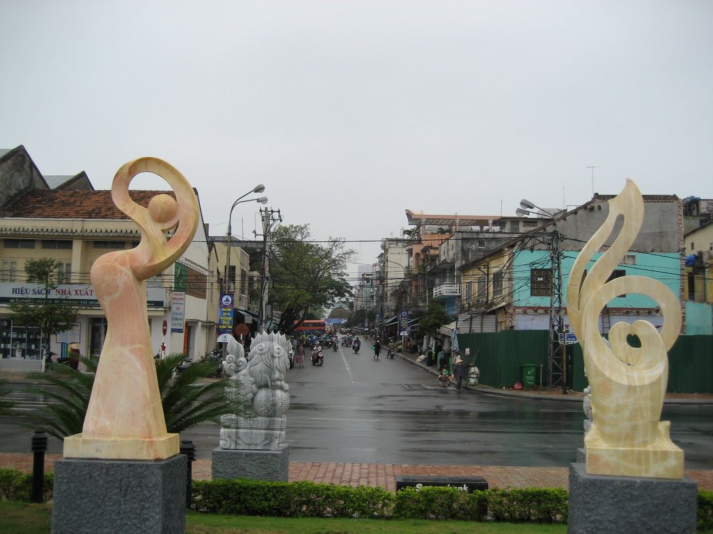 Danang statues by Charles V D S