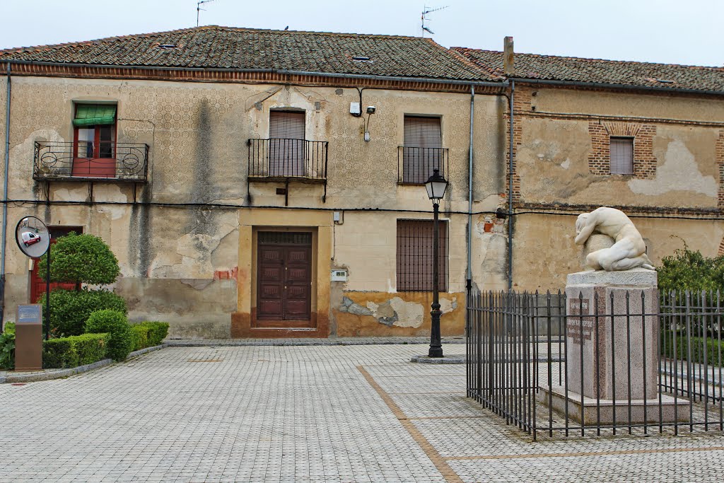 Monumento al Adan Arrepentido en la plaza Cruz, en Aguilafuente by RA Melgar