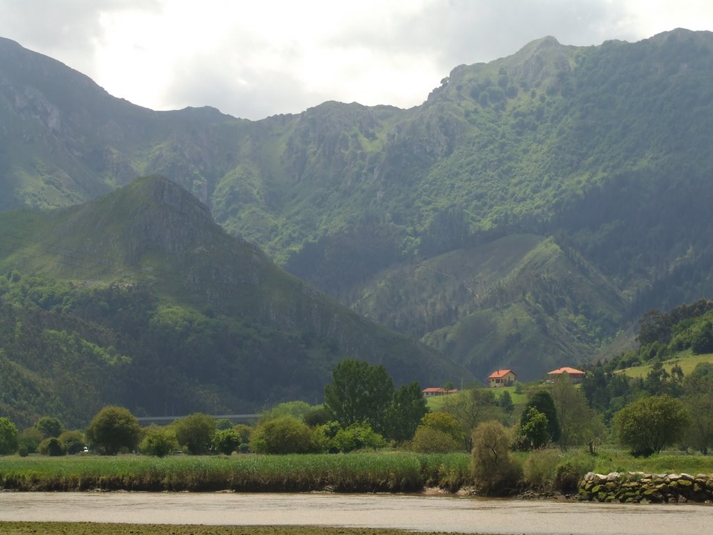 Entre montañas de Asturias by rkebra