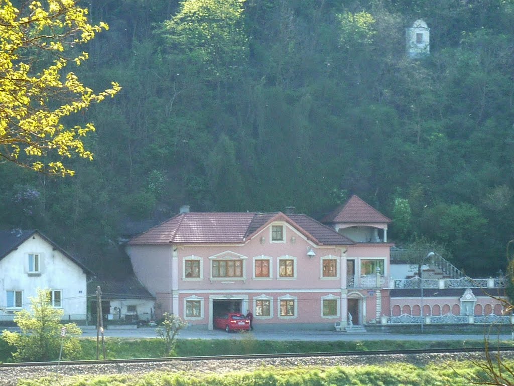 Blick über den Kamp zu Schiene und Straße; rechts oben thront eine Kreuzwegstation. by fuzzy_von_steyr