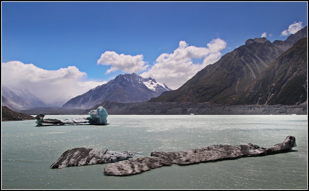 Icebergs - Tasman lake - NZ by TropicFox