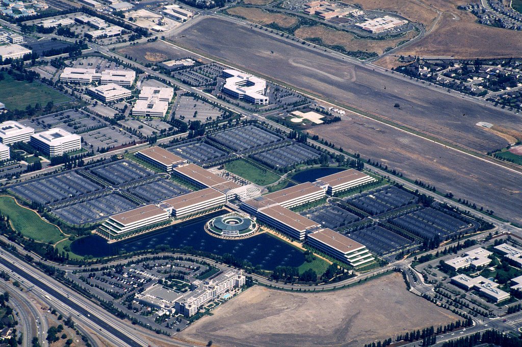 AT&T office building in San Ramon from the air by hzeller