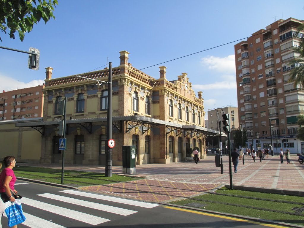 En la calle junto a la antigua Estación de Caravaca by pintatrenes