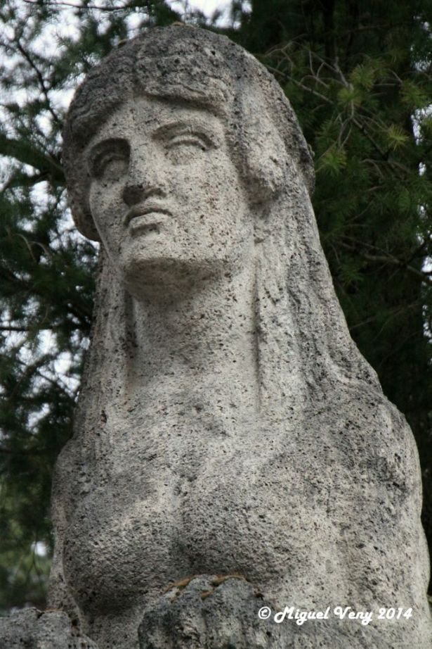 «Esfinge» Entrada principal del cementerio - Waldfriedhof Alter Teil (Cemenerio del bosque) - Fürstenrieder Straße - Múnich - Alemania by Miguel Veny