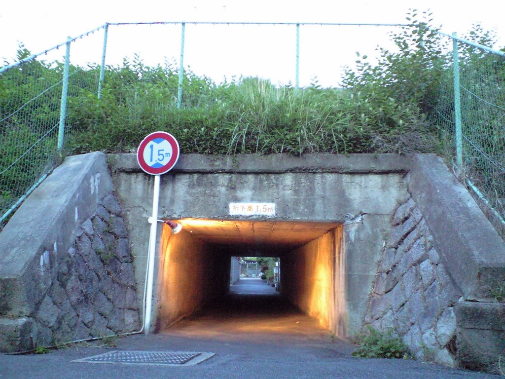 京都府向日市第三保育所付近の阪急電鉄地下道(西側)2008.5.27 by ゼンダゴリモス zendagorimosu