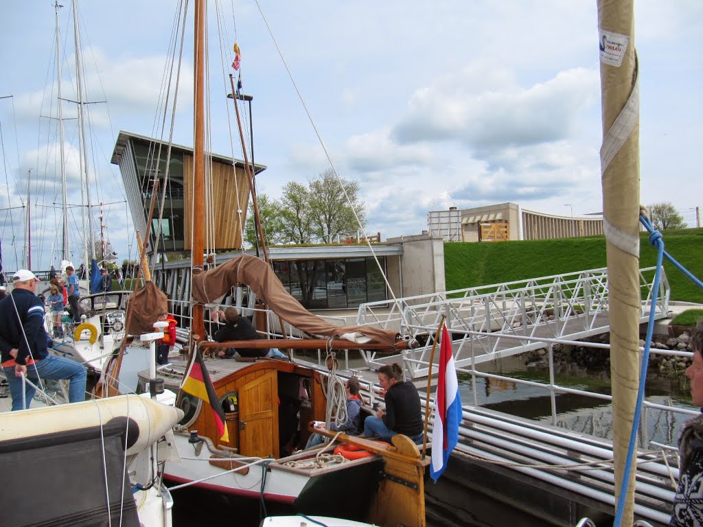 Stavoren ,nieuwe sluis even wennen. by Wim Schut