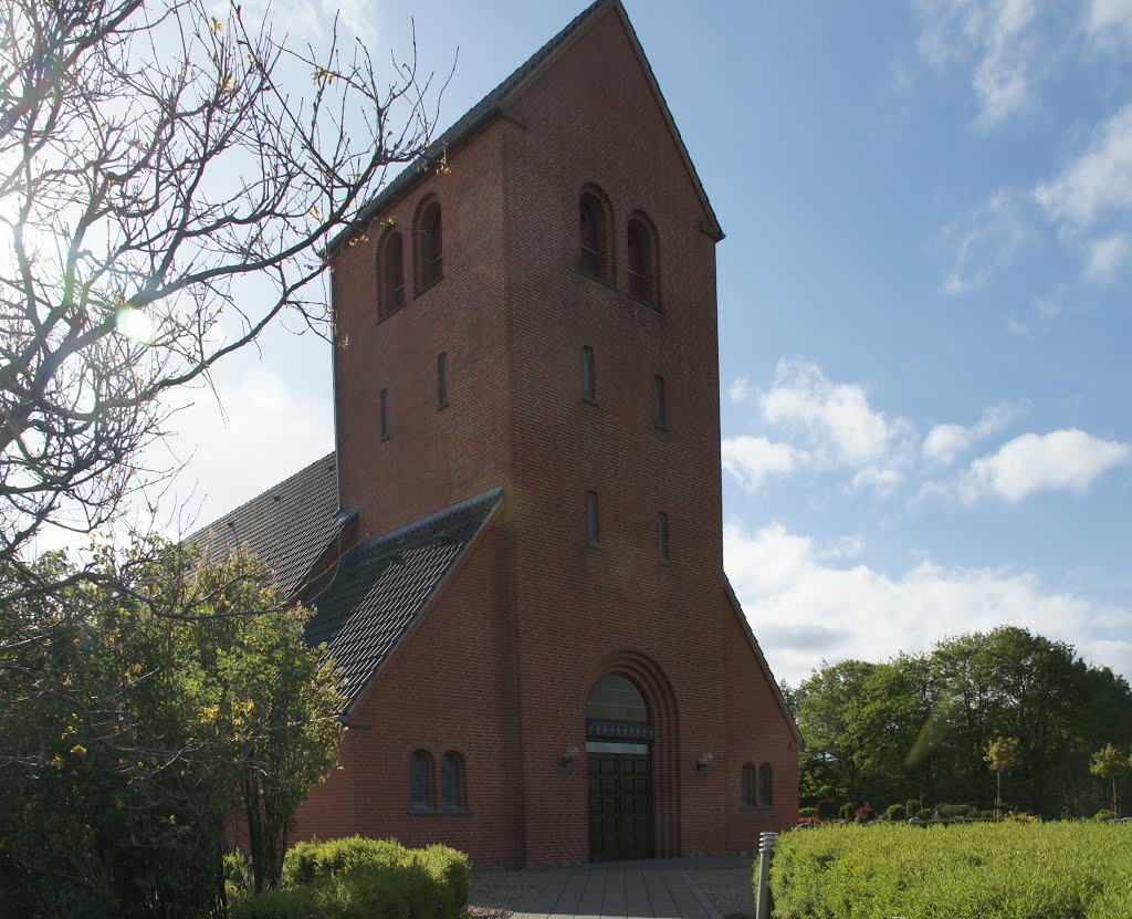 Ved Rousthøje Kirke, 3. maj 2014 by papkassen