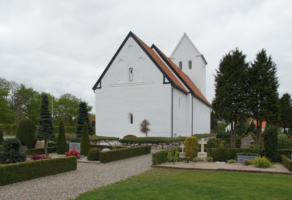 Ved Agerbæk kirke, 3. maj 2014 by papkassen