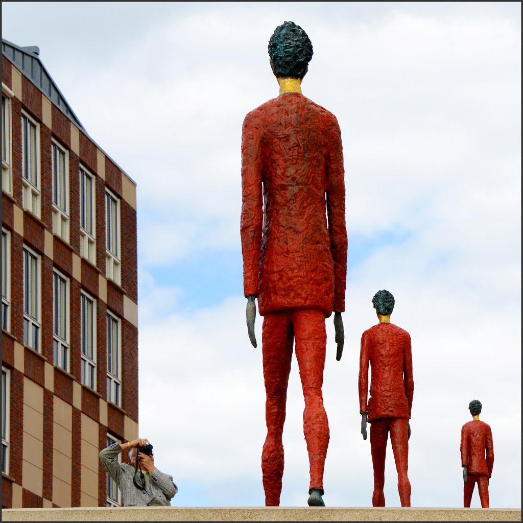 Doesburg, Statue "De Wandelaars" by Ria Maat