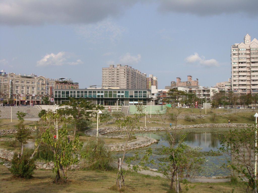 Taiwan 高雄市，明誠路上的公園湖。(2008/03/18) by Taiwan泰