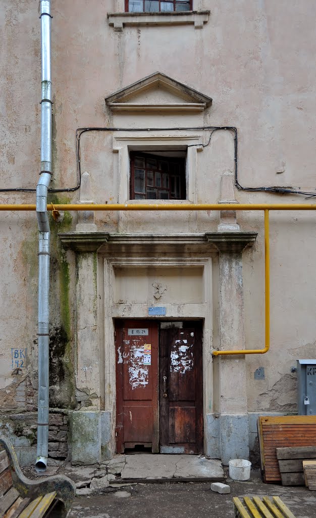 Door of building on Tekstilshchikov street by IPAAT