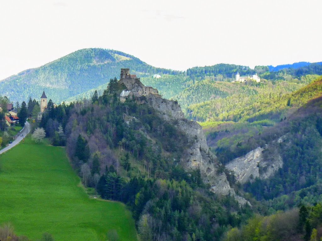 Kirche und Ruine Klamm mit dem Raachberg (908m) im Hintergrund; rechts Burg Wartenstein (765m) by fuzzy_von_steyr