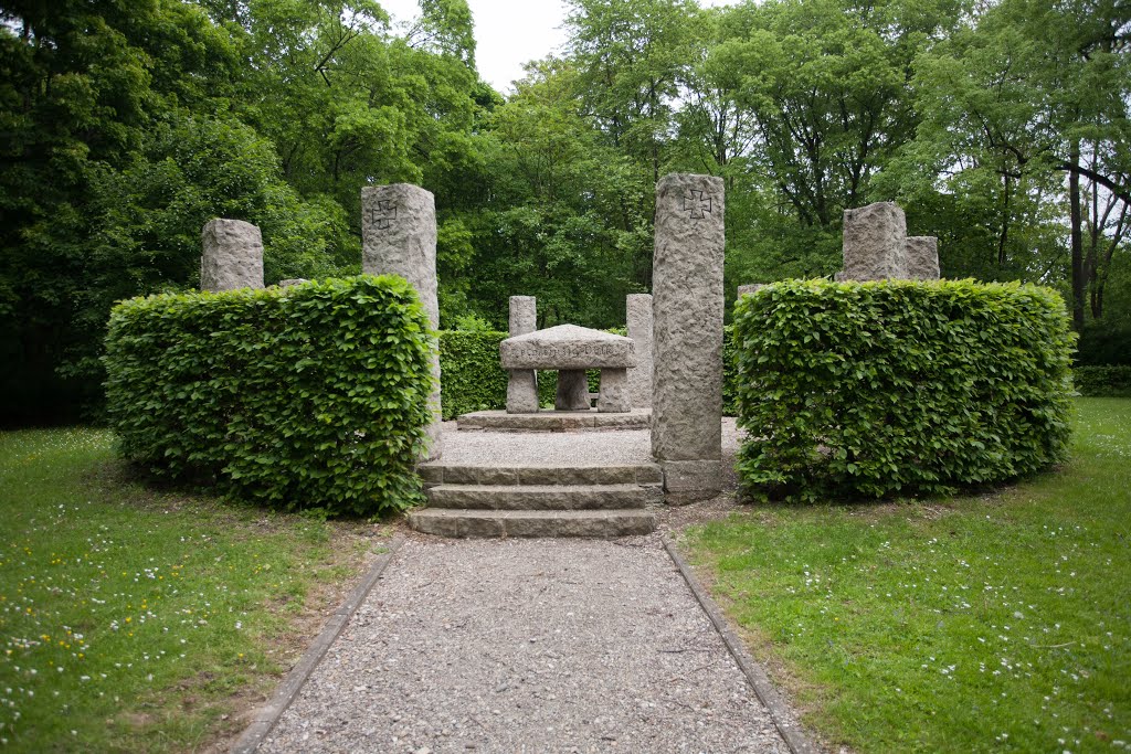 Ehrenmal im Stadtpark by H. R.