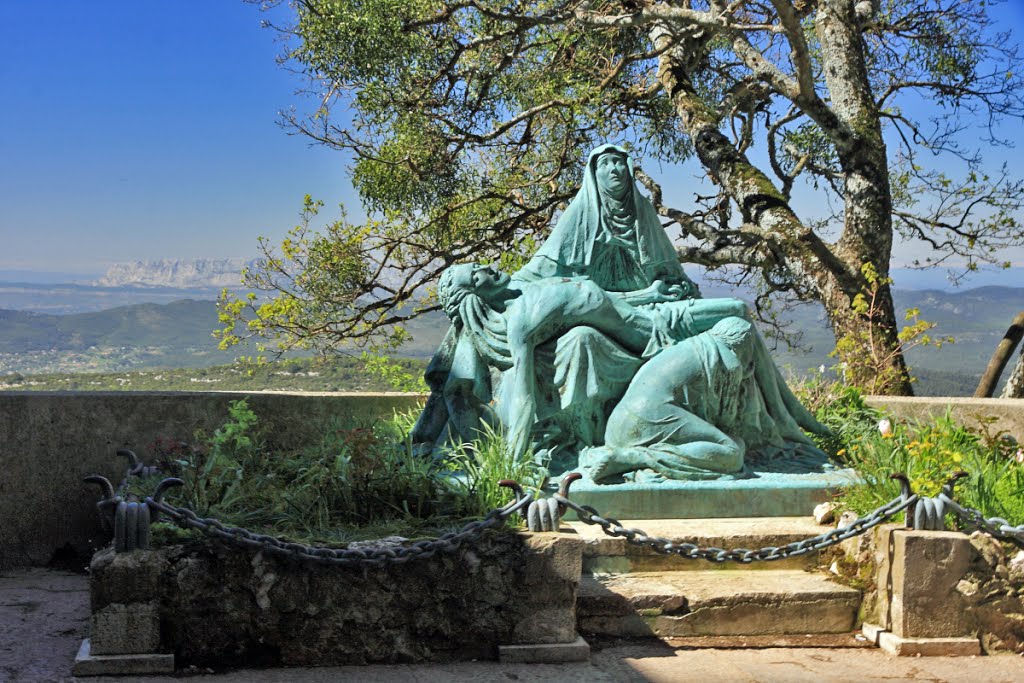 La Piéta à l'entrée de la grotte de Sainte Marie Madeleine by jean pakhomoff