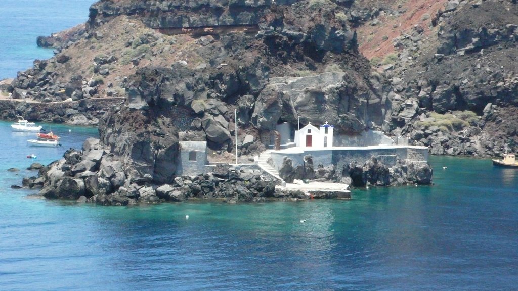 La Iglesia más Pequeña de Santorini vista desde el Crucero by Juan Fco Marín