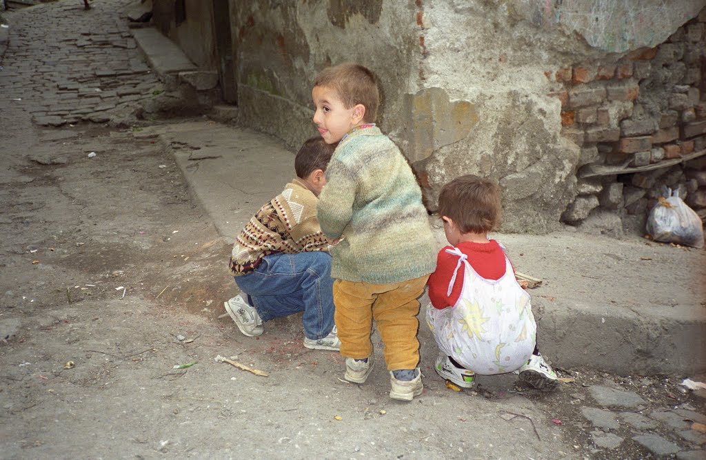 J' joue plus... (mai 1995 Banlieue d'Istanbul, Turquie) by Nick Adams