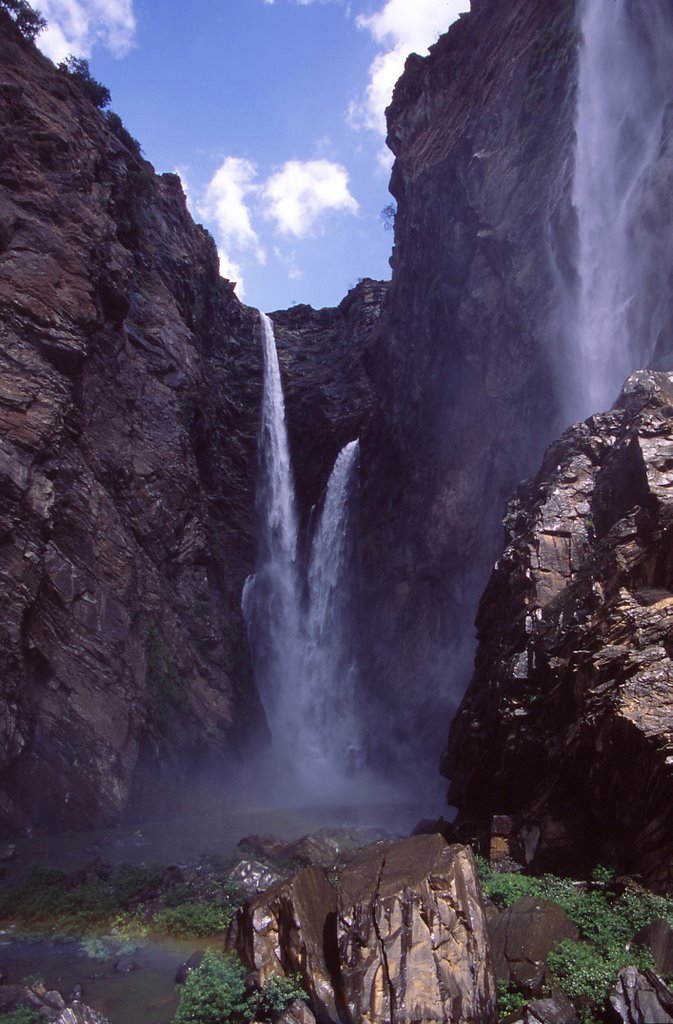 Magnificent jog fall's in dry season by second sight