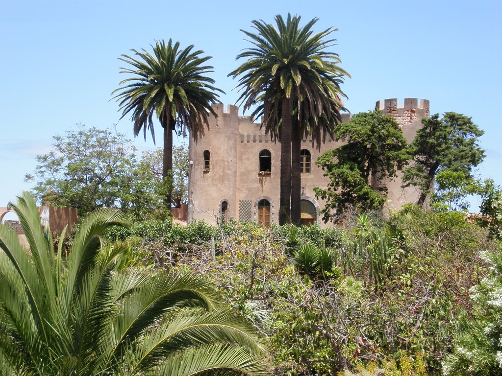 El Castillo by Isidro González Pérez