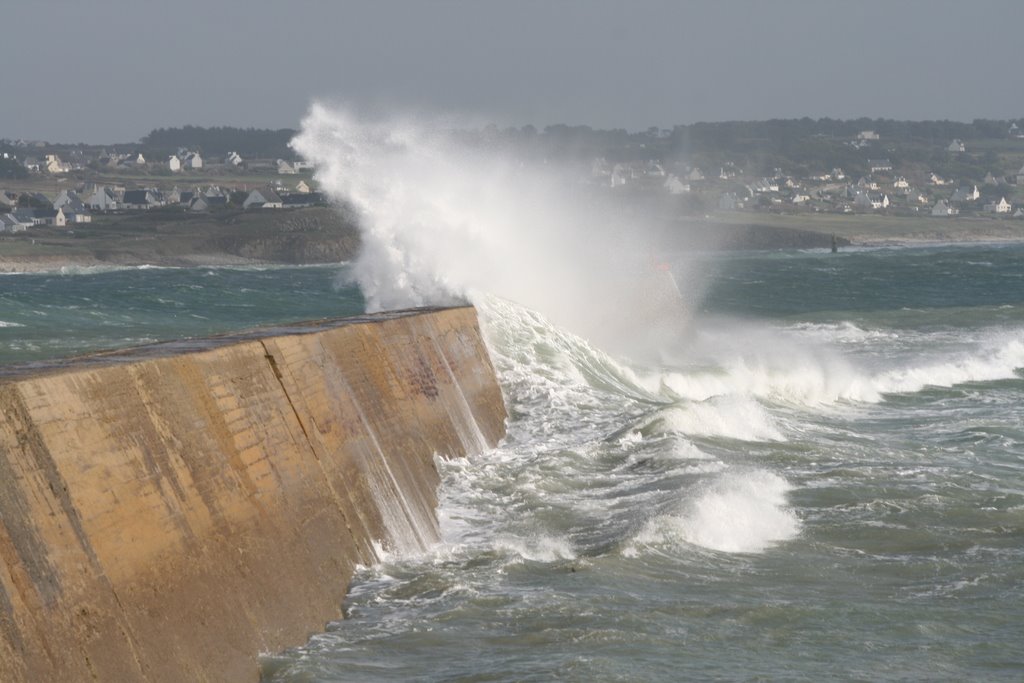 La jetée d'Audierne par mer forte by f.  madic