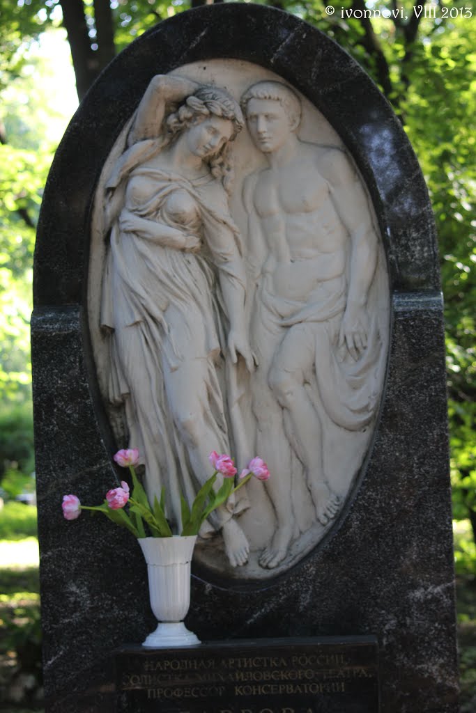 Grave of opera singer Tatiana Lavrova (1911-2004) / Могила Татьяны Лавровой / Grób Tatiany Lawrowej / Grab der Opernsängerin Tatiana Lawrowa / قبر لاورووا، خواننده اپرای روس by Ivonna Nowicka