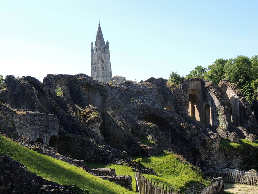 17 SAINTES - L'amphithéâtre gallo-romain, et la basilique St-Eutrope. by Jean THIERS