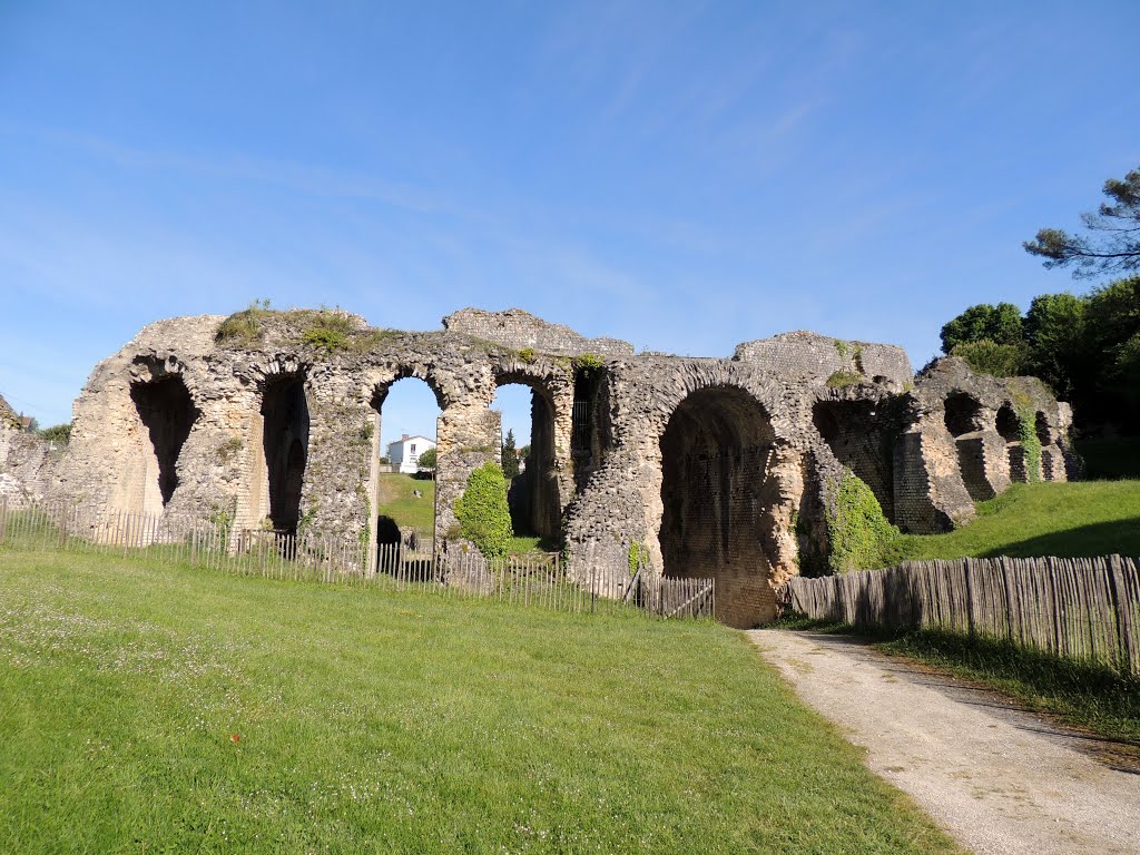 17 SAINTES - L'amphithéâtre gallo-romain. by Jean THIERS