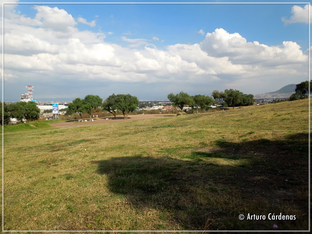 A orillas de calzada Ermita Iztapalapa by Arturo Cárdenas L