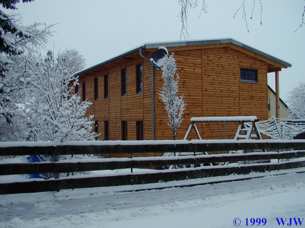 Modernes Holzhaus im Aurachweg by centipede