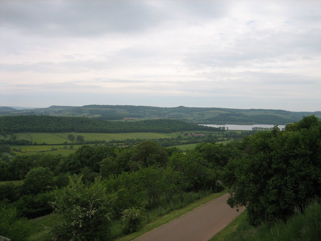 Châteauneuf-en-Auxois, au loin le lac de Panthier by kristographies-Krist…