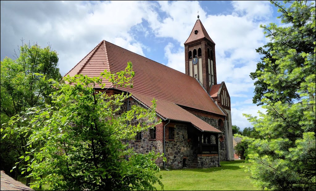 Evangelische Dorfkirche (etwa 1508) in Gröben. Gröben ist ein Ortsteil der Stadt Ludwigsfelde im Landkreis Teltow-Fläming und liegt in der Nuthe-Nieplitz-Niederung. by Ralf Pätzold, Berlin