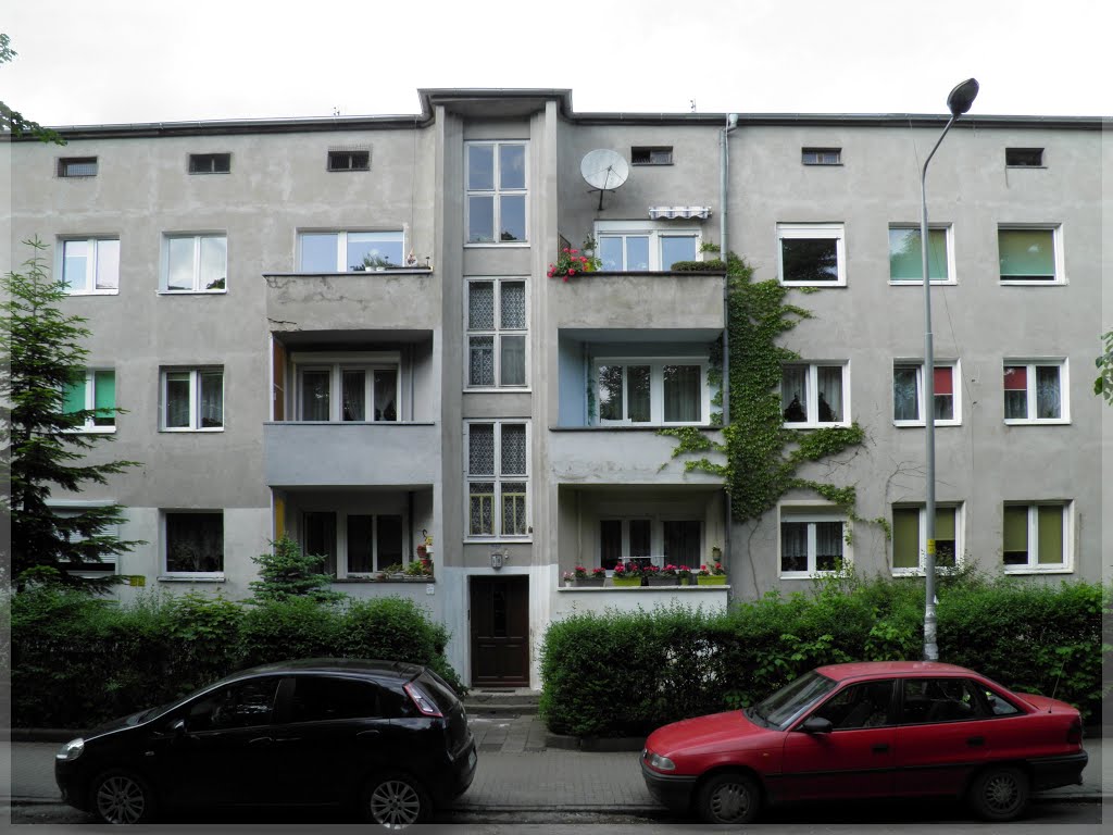 Dom mieszkalny z lat 30-tych XX wieku / 1930's residential building by tomek sw