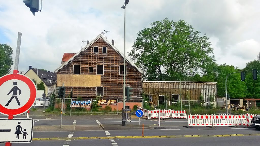 Nach einem sehr langen Leerstand soll dieses Haus nun 2014 abgerissen werden. In diese Gebäunde befand sich nach meinem Wissen lange Jahre eine Taxizentrale. Die vermeintliche Fliegerbombe vor dem Haus entpuppte sich als alte Wasserleitung! by ruhrgebiets art